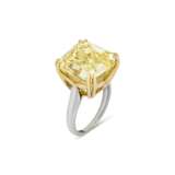 COLOURED DIAMOND AND DIAMOND RING - photo 1
