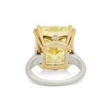 COLOURED DIAMOND AND DIAMOND RING - photo 6