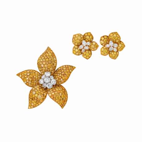 VAN CLEEF & ARPELS GROUP OF COLOURED DIAMOND AND DIAMOND FLOWER JEWELLERY - фото 1