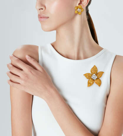 VAN CLEEF & ARPELS GROUP OF COLOURED DIAMOND AND DIAMOND FLOWER JEWELLERY - фото 2