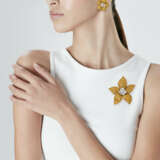 VAN CLEEF & ARPELS GROUP OF COLOURED DIAMOND AND DIAMOND FLOWER JEWELLERY - фото 2
