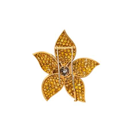 VAN CLEEF & ARPELS GROUP OF COLOURED DIAMOND AND DIAMOND FLOWER JEWELLERY - фото 4