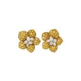 VAN CLEEF & ARPELS GROUP OF COLOURED DIAMOND AND DIAMOND FLOWER JEWELLERY - фото 5