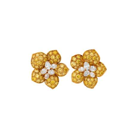 VAN CLEEF & ARPELS GROUP OF COLOURED DIAMOND AND DIAMOND FLOWER JEWELLERY - фото 5