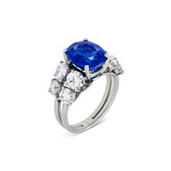 SAPPHIRE AND DIAMOND RING