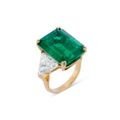 EMERALD AND DIAMOND RING
