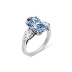 RARE GRAFF COLOURED DIAMOND AND DIAMOND RING