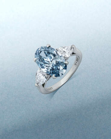 RARE GRAFF COLOURED DIAMOND AND DIAMOND RING - фото 3