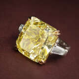 HARRY WINSTON COLOURED DIAMOND AND DIAMOND RING - фото 3
