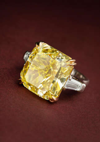 HARRY WINSTON COLOURED DIAMOND AND DIAMOND RING - фото 3
