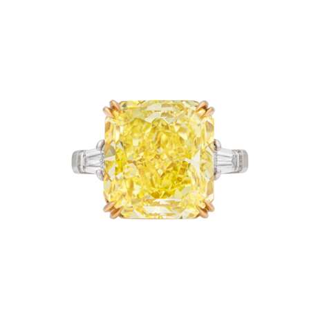 HARRY WINSTON COLOURED DIAMOND AND DIAMOND RING - фото 4