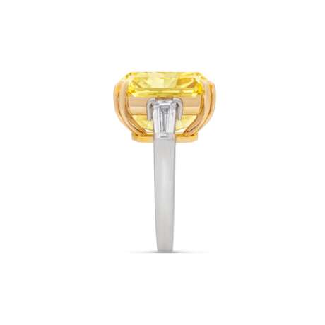HARRY WINSTON COLOURED DIAMOND AND DIAMOND RING - фото 5