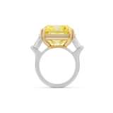 HARRY WINSTON COLOURED DIAMOND AND DIAMOND RING - фото 6