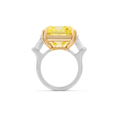 HARRY WINSTON COLOURED DIAMOND AND DIAMOND RING - фото 6