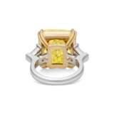 HARRY WINSTON COLOURED DIAMOND AND DIAMOND RING - фото 7