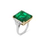 IMPORTANT EMERALD AND DIAMOND RING - photo 1