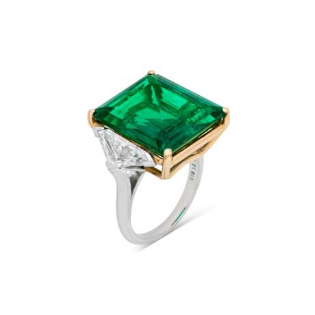IMPORTANT EMERALD AND DIAMOND RING - photo 1
