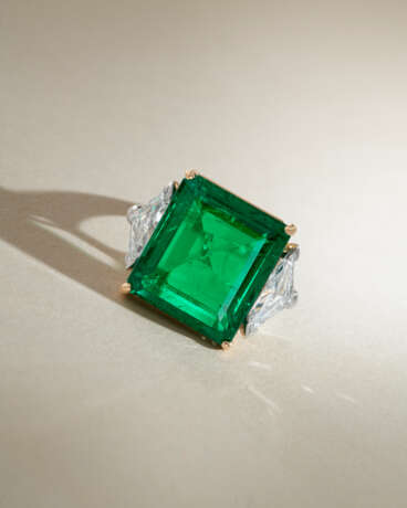 IMPORTANT EMERALD AND DIAMOND RING - photo 3