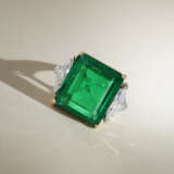 IMPORTANT EMERALD AND DIAMOND RING - photo 3
