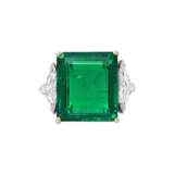IMPORTANT EMERALD AND DIAMOND RING - photo 4