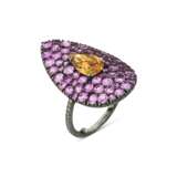 JAR COLOURED DIAMOND, COLOURED SAPPHIRE AND DIAMOND `BONNET` RING - фото 1