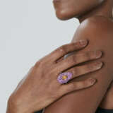 JAR COLOURED DIAMOND, COLOURED SAPPHIRE AND DIAMOND `BONNET` RING - фото 2