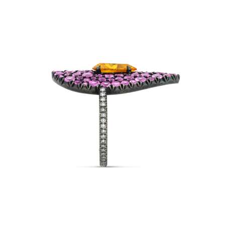 JAR COLOURED DIAMOND, COLOURED SAPPHIRE AND DIAMOND `BONNET` RING - фото 4