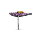 JAR COLOURED DIAMOND, COLOURED SAPPHIRE AND DIAMOND `BONNET` RING - фото 4