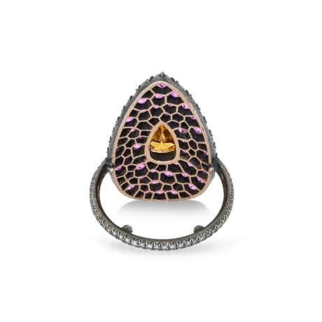 JAR COLOURED DIAMOND, COLOURED SAPPHIRE AND DIAMOND `BONNET` RING - фото 6