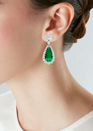 BULGARI EMERALD AND DIAMOND EARRINGS - photo 2