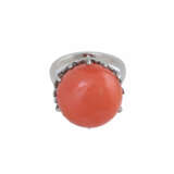 Ring mit runder Koralle in Boutonform, ca. 16,5 mm, - Foto 1