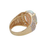 Ring mit ovalem Opal, ca. 6 ct, 37 Brillanten, zusammen ca. 0,37 ct, - photo 3