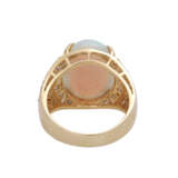 Ring mit ovalem Opal, ca. 6 ct, 37 Brillanten, zusammen ca. 0,37 ct, - Foto 4