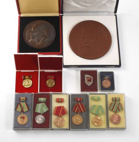 Konvolut Orden und Plaketten DDR - photo 1