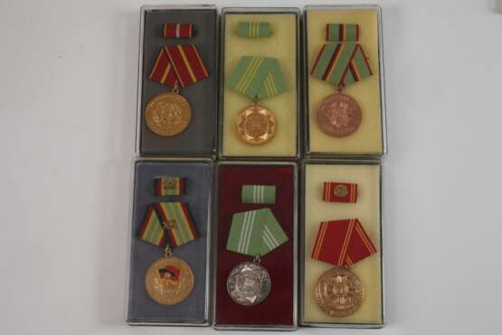Konvolut Orden und Plaketten DDR - photo 2