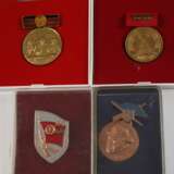 Konvolut Orden und Plaketten DDR - photo 3