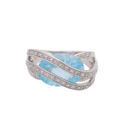 Ring mit blauem Topas, oval fac. und kl. Brillanten,