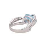 Ring mit blauem Topas, oval fac. und kl. Brillanten, - Foto 3