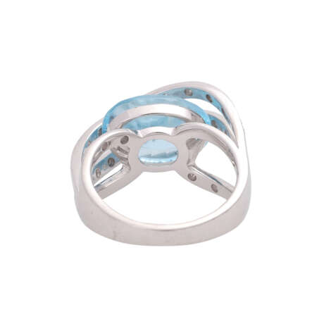 Ring mit blauem Topas, oval fac. und kl. Brillanten, - photo 4