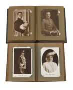 Souvenirs. Zwei Postkartenalben deutsche Kaiserfamilie