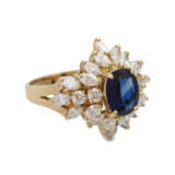 Ring mit Saphir, ca. 1,7 ct, oval fac., 4 Brillanten und 20 Diamanten - Foto 2