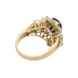 Ring mit Saphir, ca. 1,7 ct, oval fac., 4 Brillanten und 20 Diamanten - Foto 3