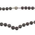 Dunkle Perlenkette - Now at the auction