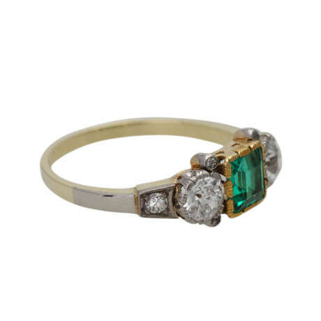 Ring mit feinem Smaragdcarré, 2 Altschliffdiamanten, zusammen ca. 0,9 ct, - photo 2