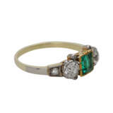Ring mit feinem Smaragdcarré, 2 Altschliffdiamanten, zusammen ca. 0,9 ct, - photo 2