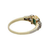 Ring mit feinem Smaragdcarré, 2 Altschliffdiamanten, zusammen ca. 0,9 ct, - photo 3