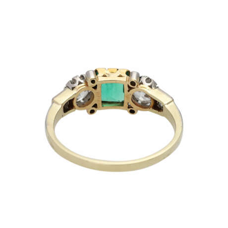 Ring mit feinem Smaragdcarré, 2 Altschliffdiamanten, zusammen ca. 0,9 ct, - photo 4