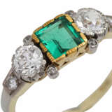 Ring mit feinem Smaragdcarré, 2 Altschliffdiamanten, zusammen ca. 0,9 ct, - photo 5