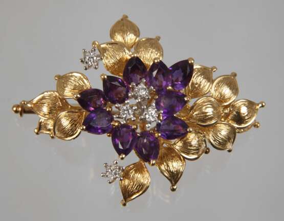 Blütenbrosche mit Amethysten und Brillanten - photo 1