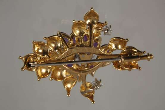 Blütenbrosche mit Amethysten und Brillanten - photo 2